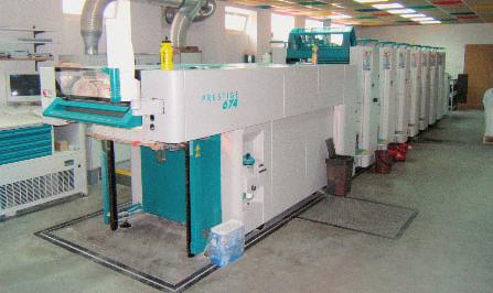 Polly Prestige 674+L v Tiskárně K&B Most je ovšem prvním strojem ve verzi Drupa Edition s lakovací věží. Nyní se totožný stroj nabízí pod označením KBA Performa 74-6+L.