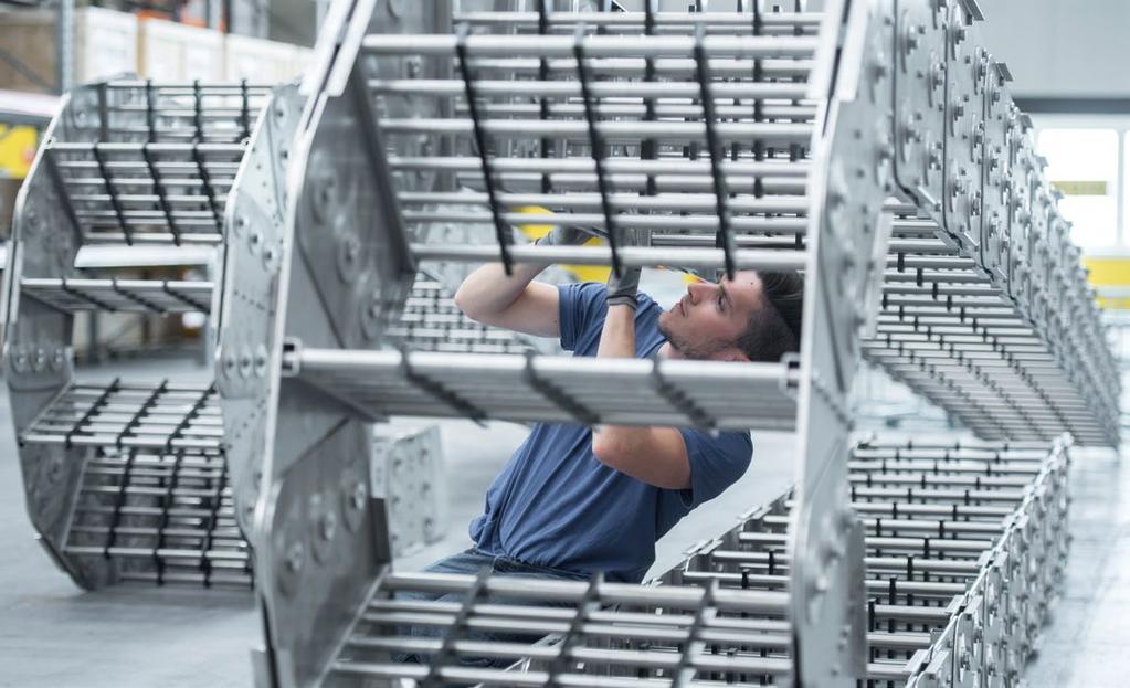 Technický průvodce Obsah Část 1 Úvod do energetických řetězů 5 Prvky systému energetického řetězu 6 Vlastnosti konstrukčních materiálů 9 Odolnost vůči vlivům prostředí a chemikáliím 11 Možné