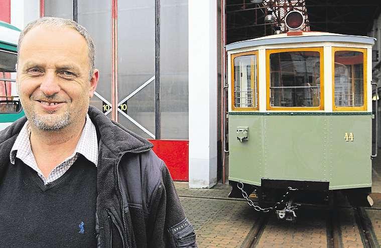 Díky nim se čas od času ulicemi Liberce prohánějí po kolejích staré tramvaje; právě oni sami si je doslova na koleně opravili.