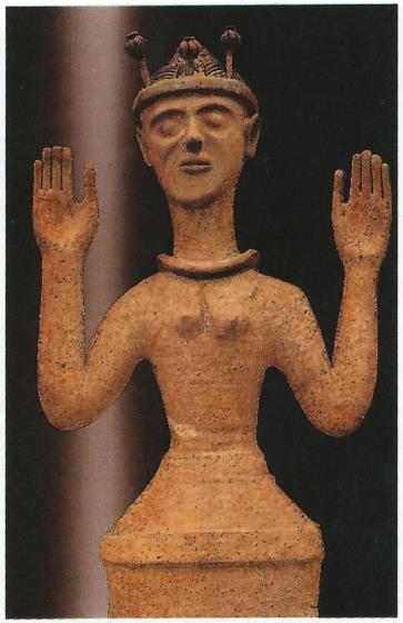 8 Soška Bohyně máku z Kréty se stylizovanou makovicovou korunou. Obr. č.