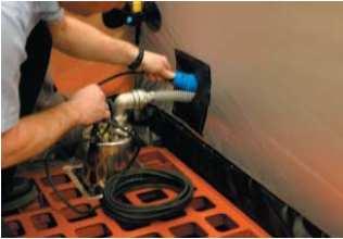 Elektrické čerpadlo (Obrázek 10) na 110/240V s kapacitou 130 litru za minutu vypumpuje žumpu do kontejneru na odpadní vodu.