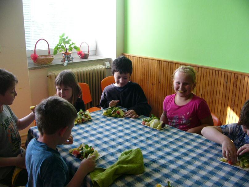 V letošním školním roce jsme také pokračovali v projektu Ovoce do škol. Jedná se o dodávku ovoce a zeleniny pro ţáky 1. 5. ročníku.