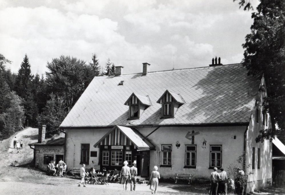 Sourozenci Macurovi z Martináku. Macurův memoriál. Na východním úbočí Martináku v okraji lesa v chalupě čp. 379 bydlela vdova Františka Macurová se třemi syny Josefem, Janem a Jaroslavem.