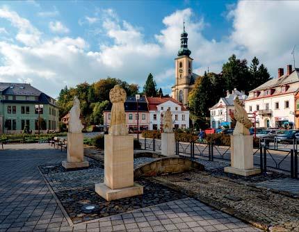 Vedle nádražní budovy se nachází velké bezplatné parkoviště.