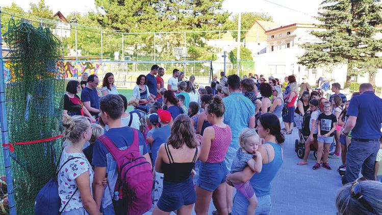 Ohlédnutí za prvním čtvrtletím Akce Krabice od bot Na začátku školního roku čekalo na naše žáky překvapení během prázdnin vyrostlo na školní zahradě u budovy Pražská 740 multifunkční hřiště.