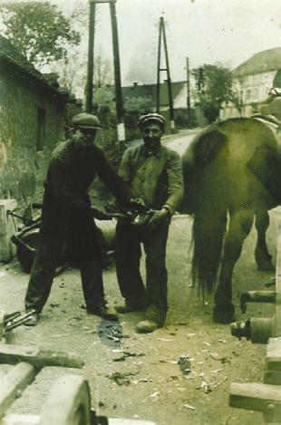 HISTORIE Na údržbě cest a silnic pracovalo i několik cestářů, kteří to mívali dobré u místních sedláků. Dodávali jim nakopanou hlínu ze silničních příkopů. Cestářem byl i můj děda, Václav Petrák.