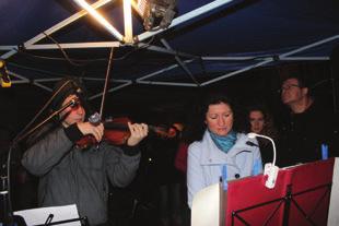 Přílepský zpravodaj www.velke-prilepy.cz ADVENT V OBCI Zmokli jsme, ale zazpívali Ač počasí vůbec nebylo prosincové a pršelo, jen se lilo, u kapličky sv.