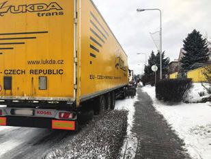Pražská ulice se stala parkovištěm pro kamiony, doprava se zastavila, auta stála v dlouhých kolonách, autobusy nabíraly zpoždění, ROPID vyhlásil kalamitní stav.
