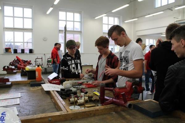 ně v areálu dílen SOŠ a SOU uspořádaly společnosti Systherm a Hilti ČR.