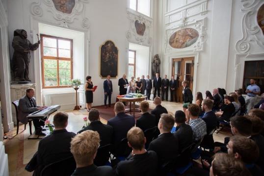 května 2018 proběhlo na Městském úřadě v Roudnici nad Labem slavnostní předání maturitních vysvědčení našim absolventům studijních oborů Sociální činnost, Dopravní prostředky a Provozní