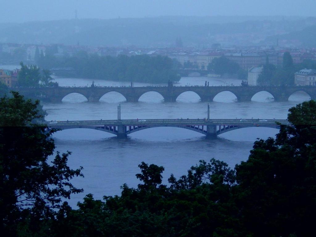 Mostní pole provádějící vodní tok pod komunikací (při povodni v srpnu 2002) 14.