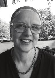 Mgr. Terezie Hradilková Je profesí speciální pedagožka s působením v sociálních službách. Od roku 2010 se zabývá deinstitucionalizací systému a řízením změn v sociálních službách.