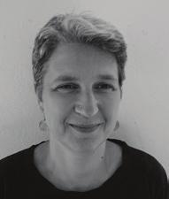 Alena Svobodová Je profesí sociální pracovnice a terapeutka. Od roku 2005 pracuje v neziskové organizaci Letní dům, kde působí jako doprovázející sociální pracovnice pěstounů.