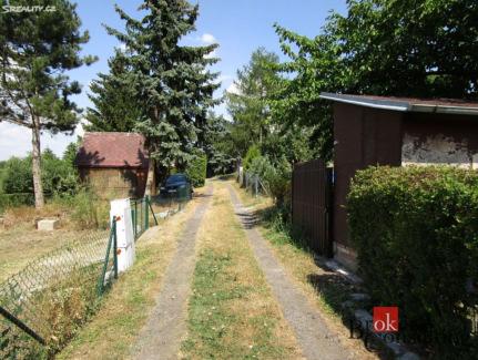 obce Veltěže. Na oploceném pozemku je zavedena elektřina, dále je součástí pozemku rostlinstvo: smrk, borovice a meruňka.