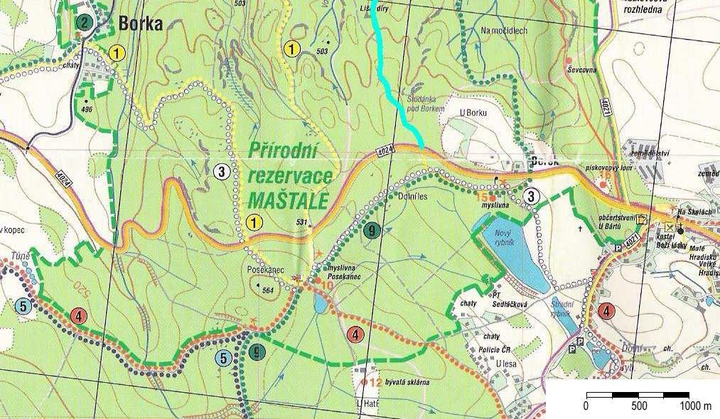 Dále pokračuje po červené značce kolem studánky Džberka. Před obcí Vranice se napojuje na žlutou stezku vedoucí do Městských Maštalí.