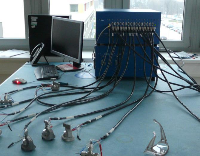 2) na potenciostatu VMP 3 BioLogic (obrázek 36) a prostřednictvím cely (obrázek 35).