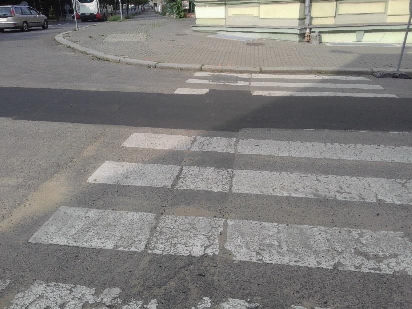 com) Přechod pro chodce přes rameno C tedy přes ulici Moskevská je špatně