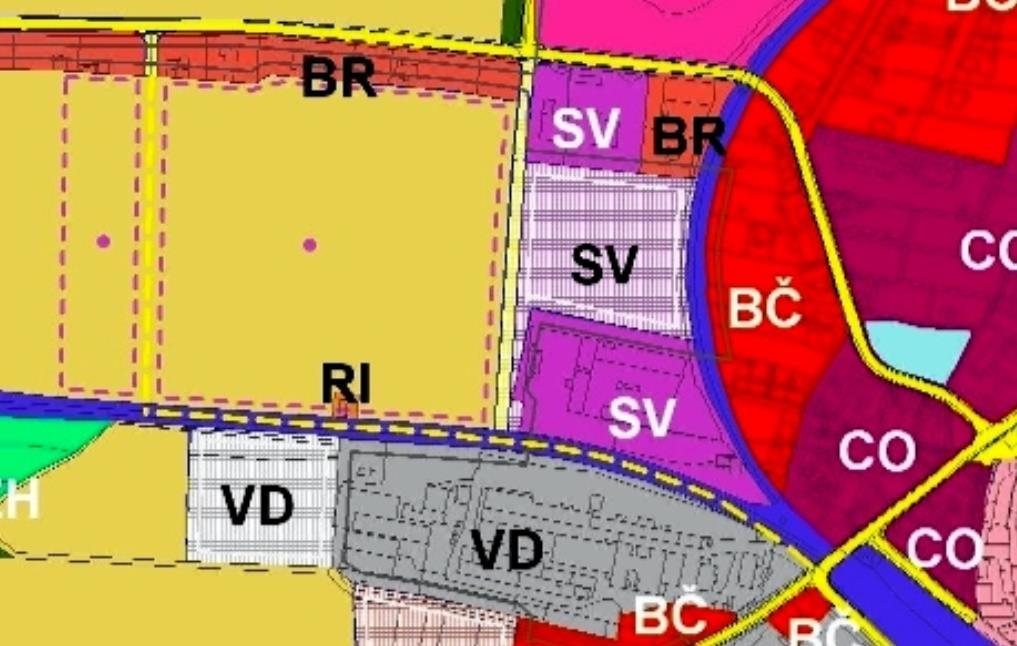 Na obrázku 10 je čárkovanou žlutou čarou uveden návrh, kudy by obchvat centra obce vedl.