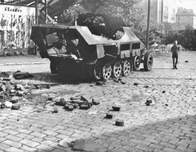Rozstřílený transportér Sd.Kfz.