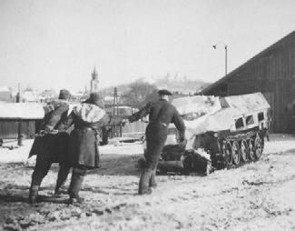 Odtah soustředěných kořistních polopásových transportérů vyprošťovací skupinou v železniční stanici Příbram, na počátku roku 1948.