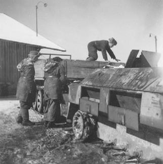 Na druhé fotografii je Sd.Kfz. 251-1 (148/L), zapřažený za Sd.Kfz. 7 a používaný vyprošťovací skupinou jako tahač nepojízdné techniky.