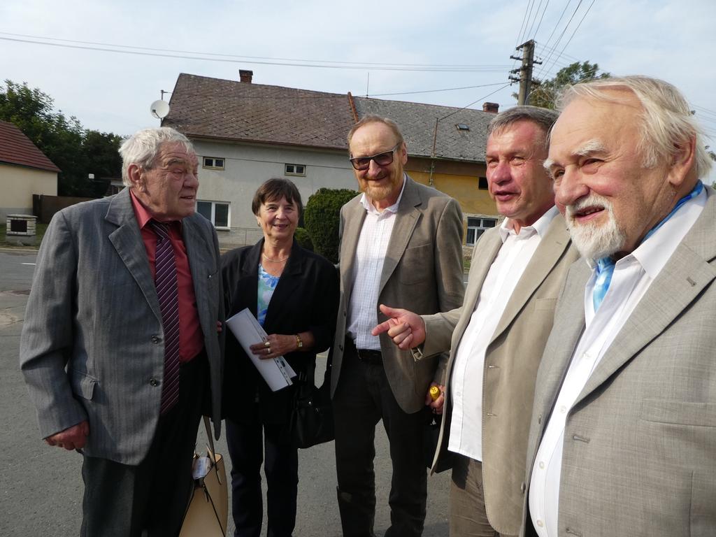 Zleva: Václav Hasilík, Opatovice (synovec z druhého kolena), vlastník gruntu v Opatovicích, na němž se v r.