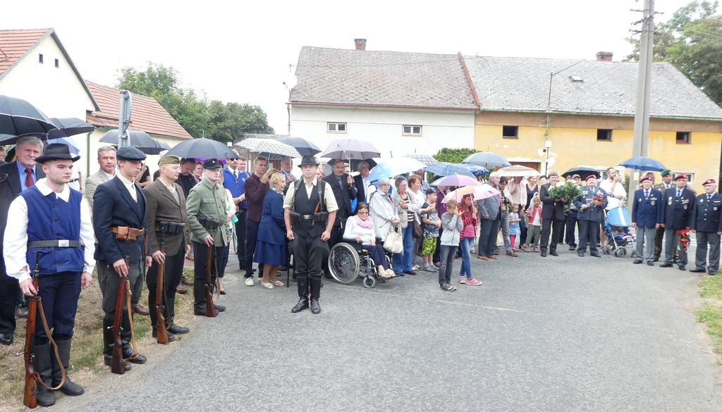 Shromáždění hostů a občanů. V první řadě zleva družstvo členů KVH Litava z Otrokovic jako partyzánská jednotka s velitelem panem Ing. Alešem Zapletalem, v druhé řadě zleva JUDr.