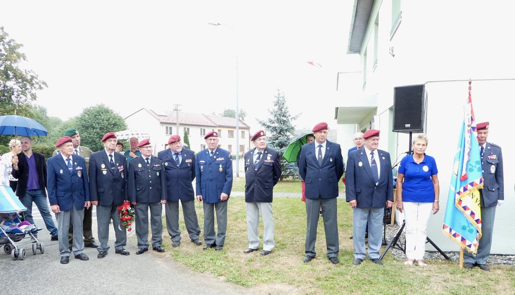 Skupina 5ti červených baretů KVV Holešov (pánové Vlastimil Lochman, Bohumír Matula, Josef Bartošek, Dušan Hric a Luděk Stoklásek), volně stojící Jan Štokman z Buchlovic