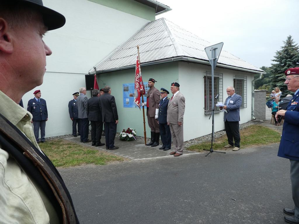 Věnec obce Malá Skála památce CLAY-EVA položen Michalem Rezlerem, Antonínem Bartošem ml. a Čestmírem Šikolou ml.