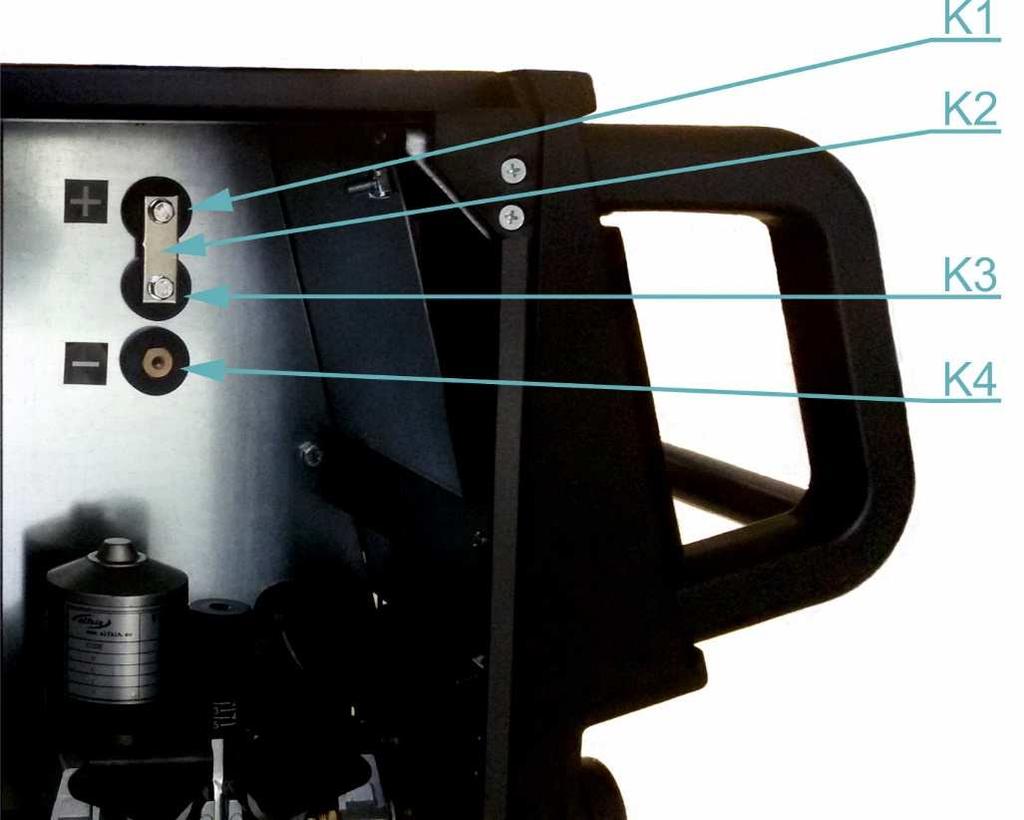 18/22 4. V případě svařování trubičkovým drátem propojte prostřední terminál K3 můstkem K2 s (-) terminálem K4. 5. Dobře utáhněte. 6. Zemnící kabel pak připojte do rychlospojky (+), obr. 1, poz. A3.