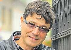Děkuji všem, že volili zdravým selským rozumem, azvu je, aby mě přišli podpořit i do dalšího kola, řekl 56letý Kratochvíle. Oba muži mají zkušenosti s vrcholovou politikou, působili jako poslanci.