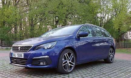 automobilová technika test PEUGEOT 308 SW 2.0 BlueHDi 150 EAT6 ELEGANCE NA KOLECH Jinak je interiér velmi prostorný nejen na předních pozicích, ale i ve druhé řadě v oblasti kolen i loktů.