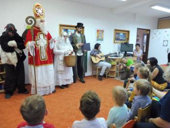 Ihned začaly zpívat, tančit nebo říkat násobilku a
