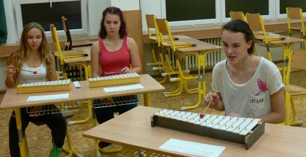 V rámci předmětu hudební výchova jsme také podpořili akce školní ples s šerpováním maturantů (nácvik polonézy)