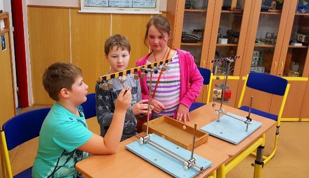 Po celý školní rok pracovali dva zájmové kroužky. ICT kroužek se konal vždy v pondělí a docházelo do něj 10 žáků. Ti se v kroužku věnovali stavbě a programování LEGO robotů.