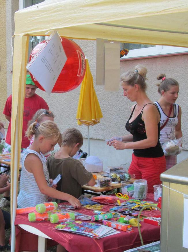 kladivo, hlavolamy. Věřte, že na všechny ceny, které jsme měli v našem improvizovaném obchodě, si už nevzpomínám. Velkým lákadlem pro děti byla jízda na koni.