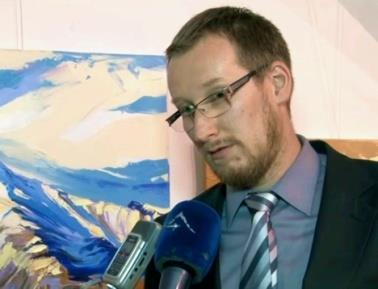 Svojim osobným výtvarným rukopisom vyjadruje svoje vyznanie krajine rodného regiónu a Vysokým Tatrám.