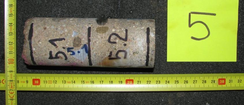 VD 5 Jádrový vývrt o Ø 50 mm (na obr. 5.30), odebraný z desky u průvlaku mezi sloupy A-7 a A-8.