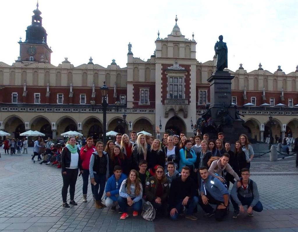 Žáci 8. A a 4. C na Královském rynku (Rynek Główny). Jana Taylor Zážitky z Anglie, září 2017 Začátkem nového školního roku se někteří studenti gymnázia vypravili na poznávací zájezd do Anglie.