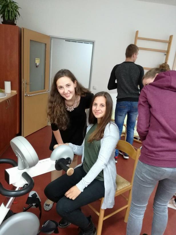 S tím, jakým způsobem mohou klienti při pobytu ve stacionáři pracovat, seznamují v jednotlivých místnostech veřejnost milí a usměvaví zaměstnanci.