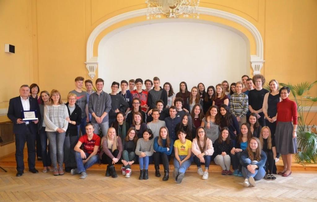 Společná fotografie v aule gymnázia. Poděkování od italských studentů Jak se vám všem daří a co v současné době děláte?
