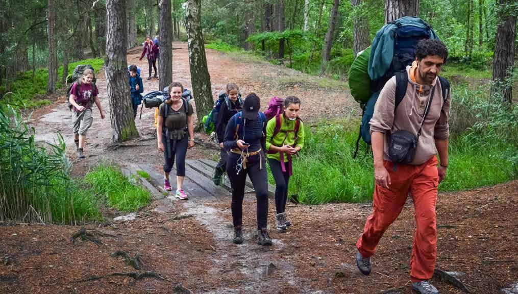 a ni hlásit nechtěl. Tedy to jsme si alespoň mysleli. Jenže pláž za plotem byla opravdu mnohem lákavější než ta naše, a tak byla vznesena otázka, zdali by tam někdo nešel na výzvědy.