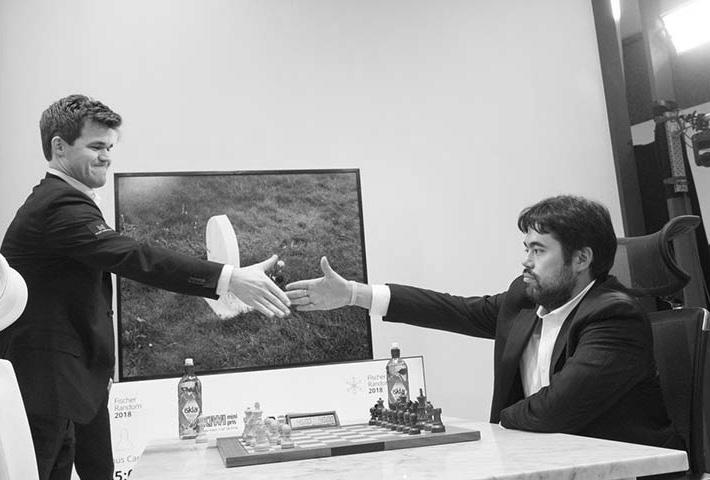HIKARU NAKAMURA vs. MAGNUS CARLSEN Zápas ve Fischerových šachách 7. partie, 12. 2. 2018 8-mk-+r+-+( 7zpp+-+-+-' 6-+-vl-+-vL& 5+-+-+-+-% 4-+-wq-+-+$ 3+-+P+-+-# 2PzP-+-+Qzp" 1+-+R+-+K! 41 Dxd3!