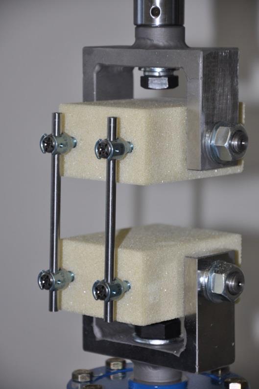 3.1.2.2 Vlastní měření Testování sestav bylo realizováno v akreditované laboratoři mechanických zkoušek na Fakultě strojní ČVUT v Praze. Pro experimenty byl použit testovací systém MTS 858.