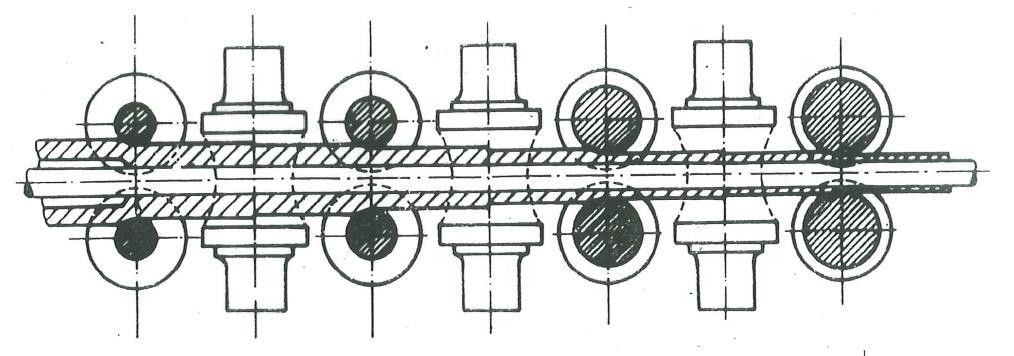 Metody výroby trubek Spojité válcování trubek Obr. 14. 14 Schéma příčného válcování na tříválcové stolici Hlavní znaky a přednosti spojitého válcování bezešvých trubek jsou.