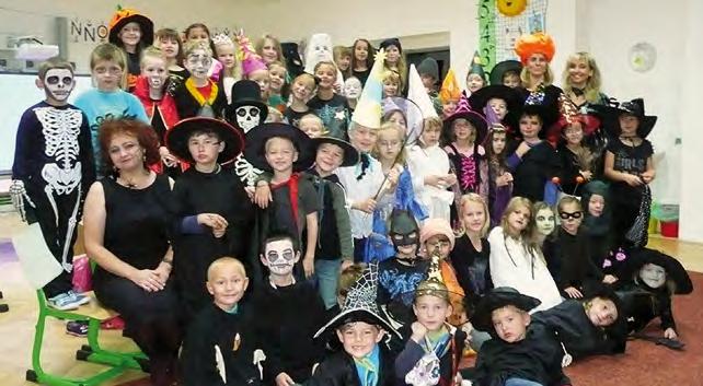 B na branném dni Praktická zkouška masáže srdce První dva měsíce v prvních třídách a Halloween Také paní ředitelka přišla školu na náměstí navštívit Hallowen prvňáčků ve škole na náměstí