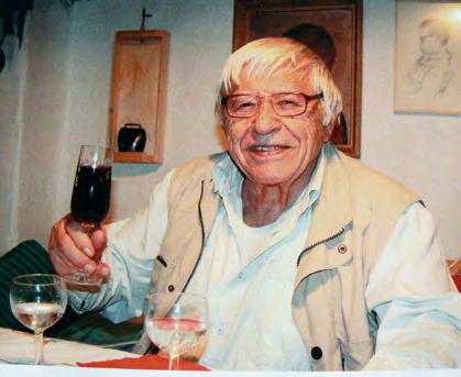 Život Mnichovic vystřídaly věci vážné, především zájem o literaturu a ochotnické divadlo, kde se mohl realizovat ne jen jako herec, ale i režisér.