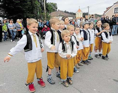 cz Zavoní koláče i frgály Krojované děti pravidelně účinkují ivzadní Třebani, kde Poberounský folklórní festival vznikl vroce 2000. FOTO ARCHVI M.