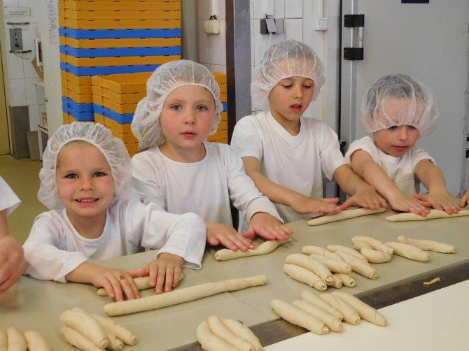 Děti zkoušely ve skutečné pekárně, jak