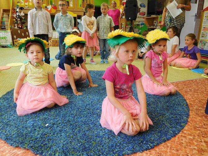 Nácvik řeči provádí speciální pedagogové individuálně s dítětem před zrcadlem.